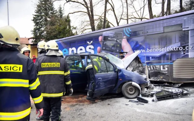 Renault Scénic po nárazu do autobusu v Dobré Vodě