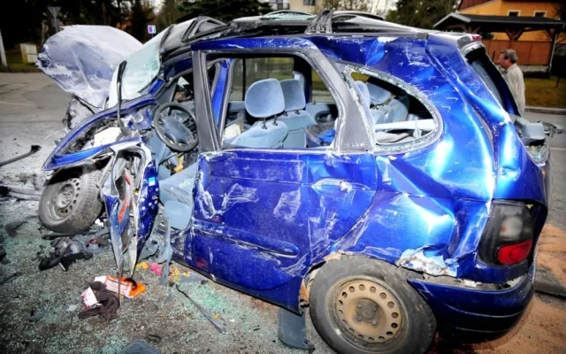 Renault Scénic po nárazu do autobusu v Dobré Vodě
