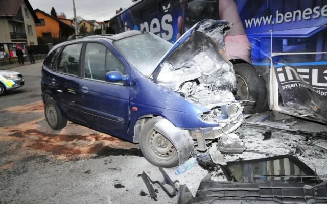 Renault Scénic po nárazu do autobusu v Dobré Vodě