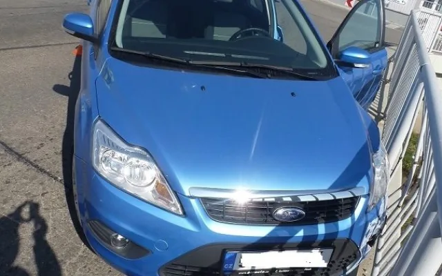 Řidiče Fordu Focus postihla za jízdy srdeční slabost
