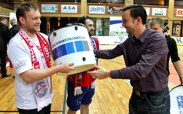Jednatel společnosti CHCIWWWSTRANKY.CZ Jan Novotný předává jeden z bubnů Davidu Beránkovi