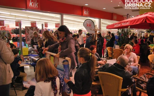Na podpis Jirky Mádla stála dlouhá fronta fanoušků