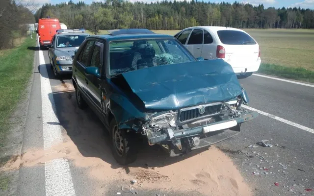 Škoda Felicia po nárazu do kamionu Na Klaudě