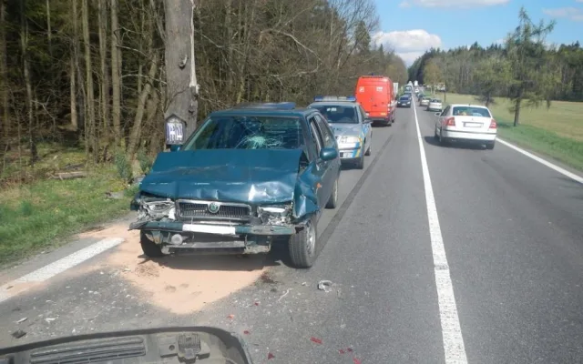 Škoda Felicia po nárazu do kamionu Na Klaudě