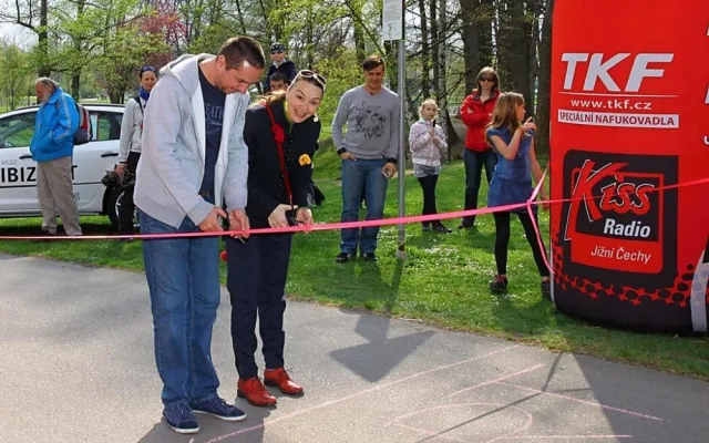 Závody kočárků ve sportovní chůzi u Malého jezu