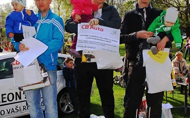 Závody kočárků ve sportovní chůzi u Malého jezu