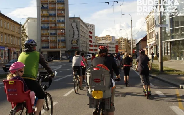 Peloton třech stovek cyklistů na Pražské třídě