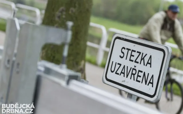 Cvičná stavba protipovodňové stěny na Jiráskově nábřeží