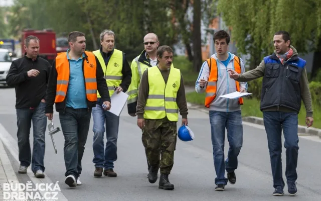 Cvičná stavba protipovodňové stěny na Jiráskově nábřeží