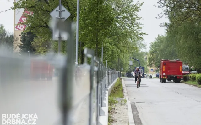 Cvičná stavba protipovodňové stěny na Jiráskově nábřeží