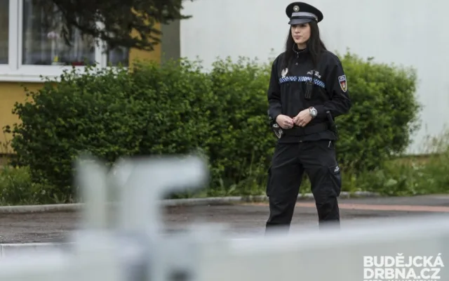 Cvičná stavba protipovodňové stěny na Jiráskově nábřeží
