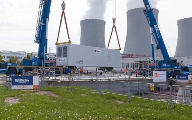 Necelou hodinu trval přesun dieselgenerátoru z kamionu na základovou desku