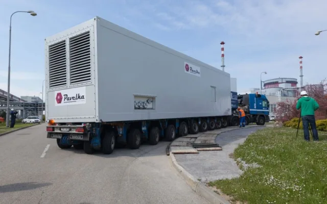 Skoro 25 metrů dlouhá transportní souprava se v areálu elektrrárny musela vypořádat i s ostrými zatáčkami