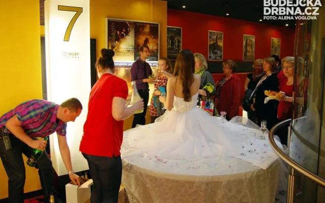 Netradiční podávání sektu ženy pobavilo