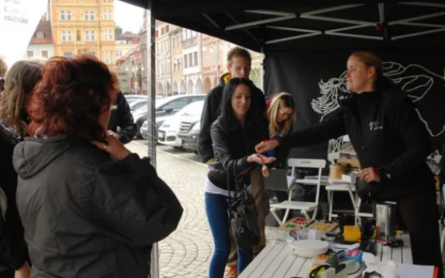Do kavárny vstupují skupinky lidí postupně