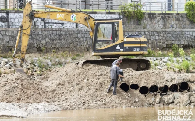 Čištění zaneseného obratiště lodí u Jiráskova jezu