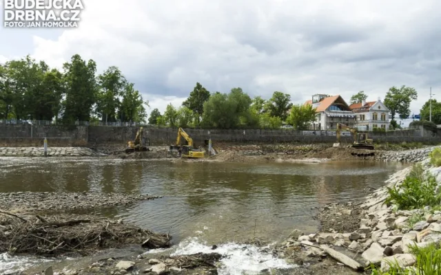Čištění zaneseného obratiště lodí u Jiráskova jezu