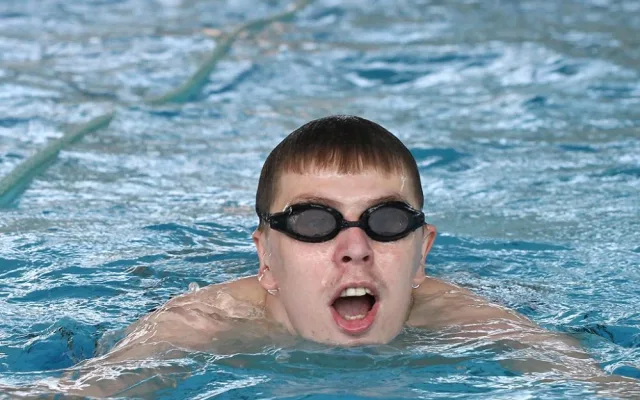 Výuka plavání tělesně postižených plavců