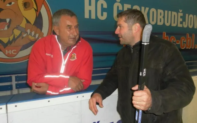 Jaroslav Pouzar (vlevo) v rozhovoru s ředitelem Domova Libníč a CSS Empatie Aloisem Ambrožem ve chvíli odpočinku
