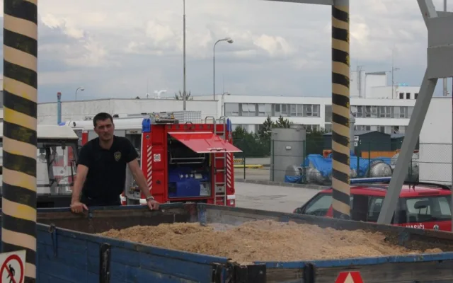 Ze sila vysypali pracovníci elektrárny přibližně tři kubíky pilin