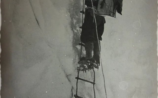 Průstup ledovou pasáží na snímku z roku 1953