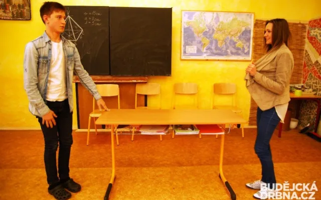 Žáci waldorfské školy si hru Saturnin užívají
