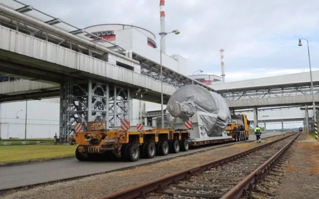 Celkem 45 minut trvala přeprava rotoru v areálu elektrárny Temelín