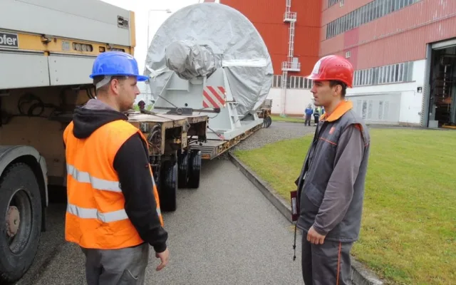 Karel Šimek z Centrálního inženýringu společnosti ČEZ se domluvá se zástupcem transportní firmy na detailech vjezdu nákladu do strojovny