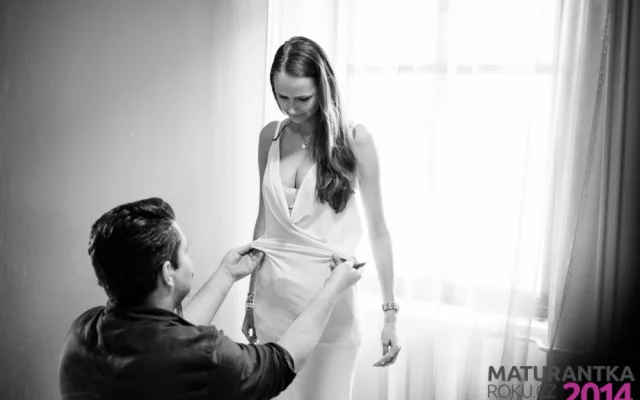 Fitting oblečení v butiku Roosevelt Fashion Store
