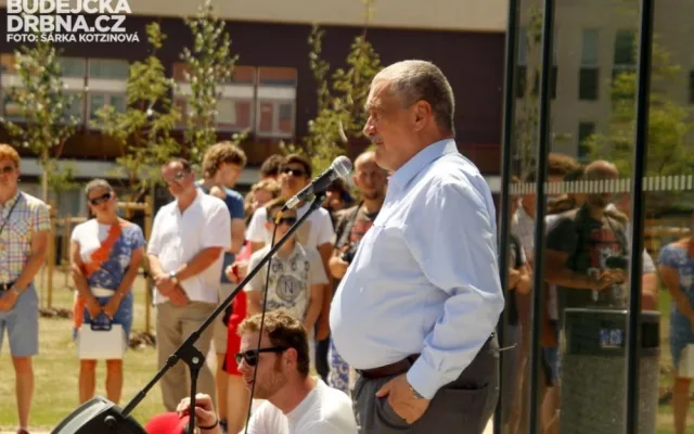 Slavnostní představení lavičky Václava Havla v kampusu Jihočeské univerzity