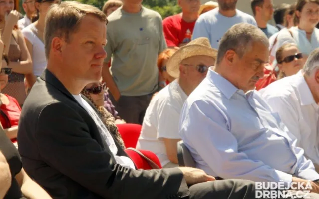 Slavnostní představení lavičky Václava Havla v kampusu Jihočeské univerzity