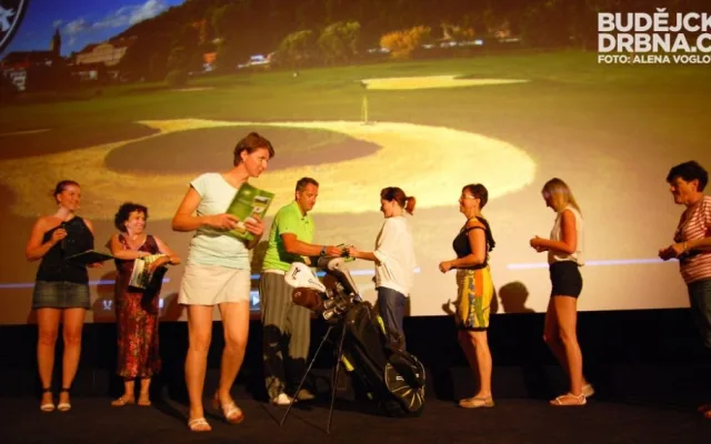 Vyhrávaly se poukazy na lekce golfu