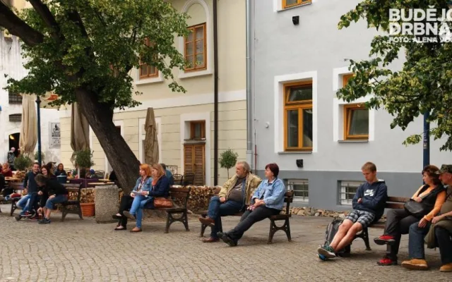Lidí se na Piaristickém náměstí nesešlo tolik, proto každý mohl v klidu u hudby odpočívat
