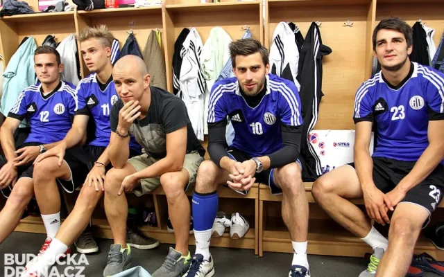 Čekání na začátek letní přípravy v kabině. Vpravo nejlepší střelec uplynulé sezony Jaroslav Machovec