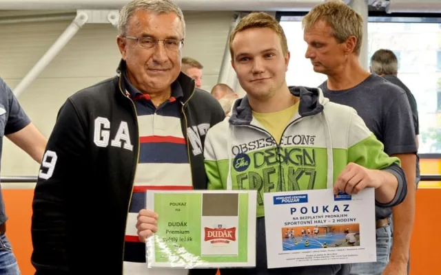 Jako druhý skončil tým HC Větřní. Předání poukazu nejlepšímu střelci Jakubu Kosařovi