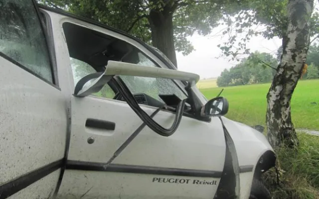 Tragická nehoda Peugeotu 306 u Srubce