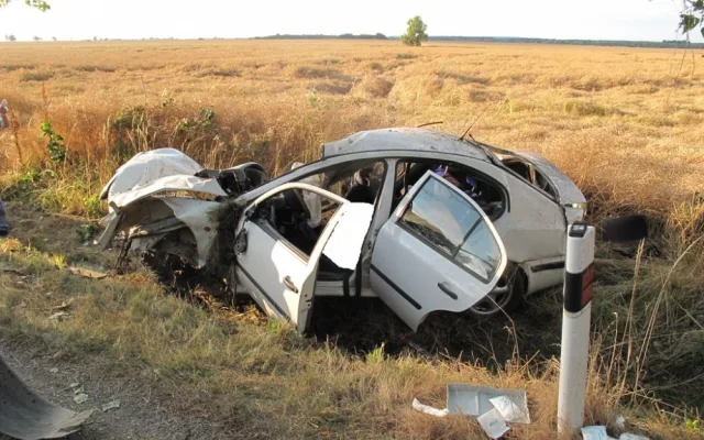 Zdemolovaná Škoda Octavia po smrtelné nehodě u Svinů