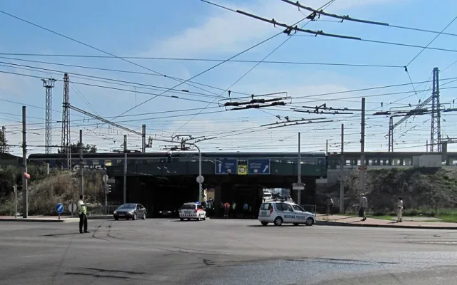 Kamion uvíznutý pod viaduktem