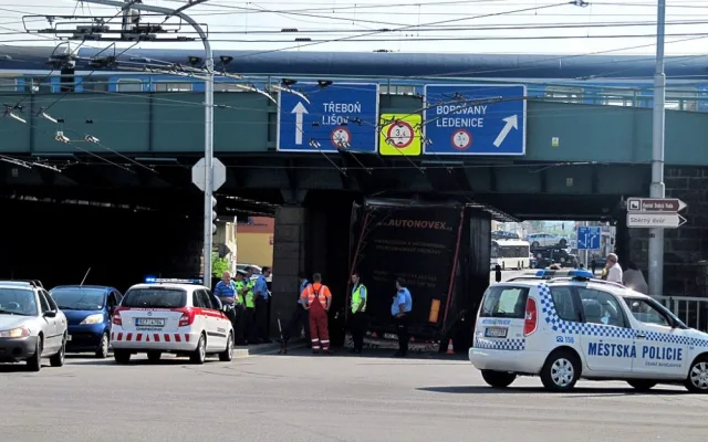Kamion uvíznutý pod viaduktem