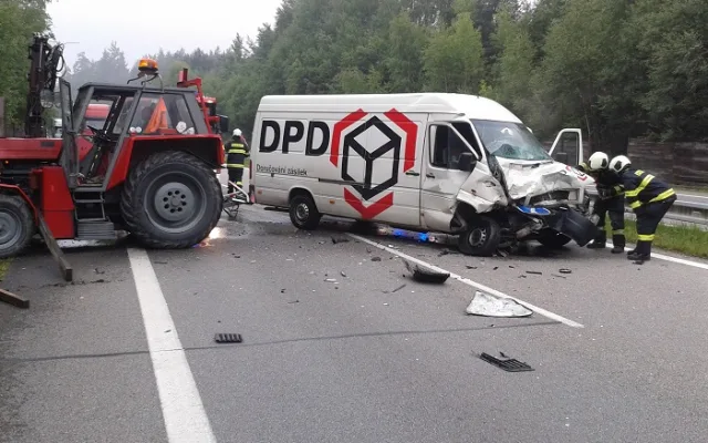 Srážka dodávky a traktoru sekajícího trávu u Hůr