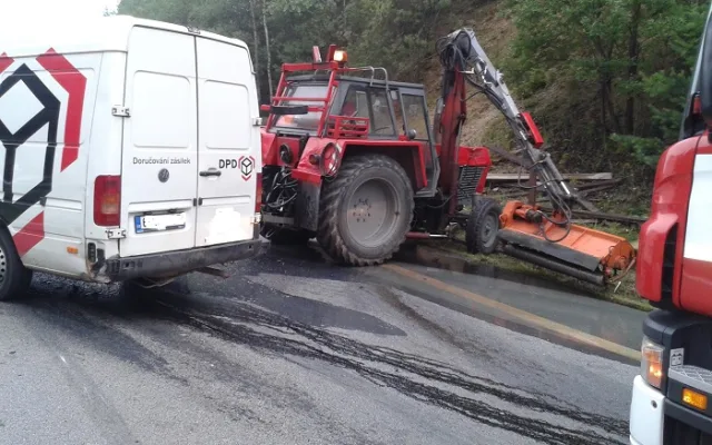 Srážka dodávky a traktoru sekajícího trávu u Hůr