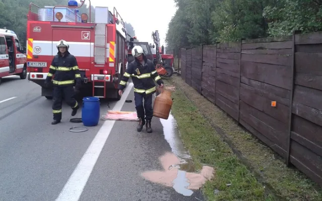 Srážka dodávky a traktoru sekajícího trávu u Hůr