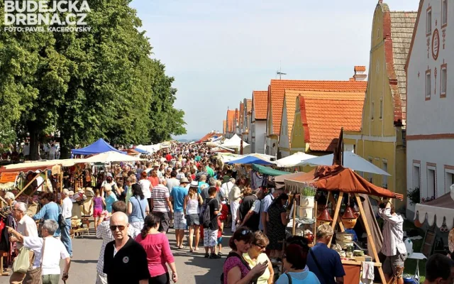 Holašovice o víkendu praskaly ve švech