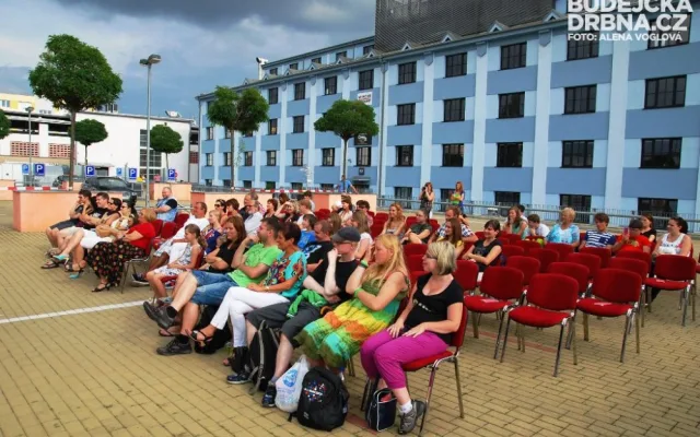 Hodně židlí zůstalo prázdných, že by diváky odradil černý mrak nad IGY Centrem?
