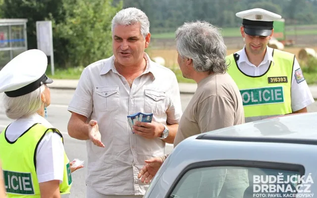 Alkoholtestery byly pořízeny díky finanční záštitě krajského radního pro dopravu Antonína Kráka (druhý zleva)