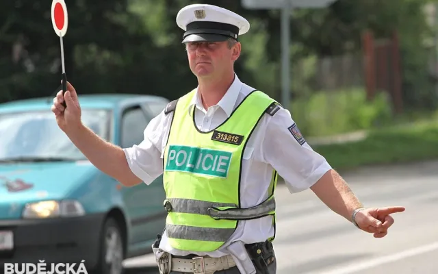 Dopravní policista při zastavování jednoho z vozů