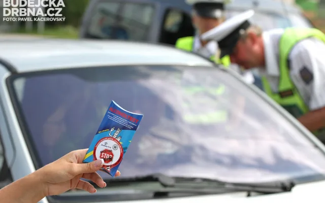 Policisté rozdávali zodpovědným řidičům jednorázové alkoholtestery