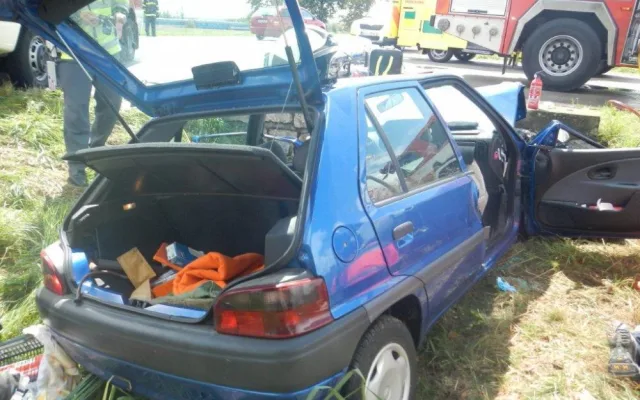 Citroën Saxo narazil u Neplachova do betonového můstku