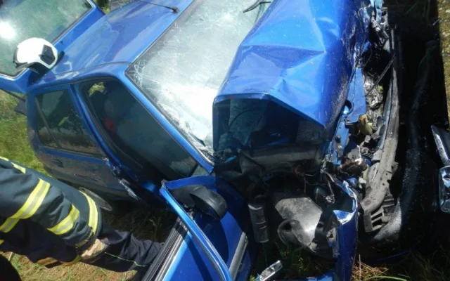 Citroën Saxo narazil u Neplachova do betonového můstku