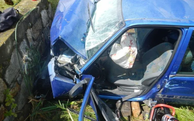 Citroën Saxo narazil u Neplachova do betonového můstku